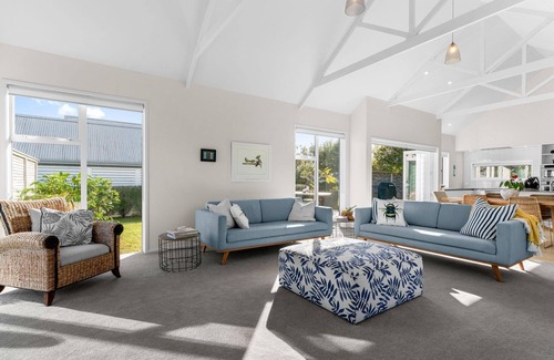 Mangawhai Heads House | Coastal Golf Getaway - Modern, sunny holiday home with great indoor and outdoor entertaining spaces in handy location