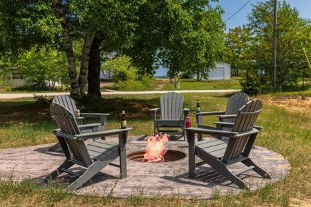Paradise House | Coastal Haven Lake Superior w Fire Pit