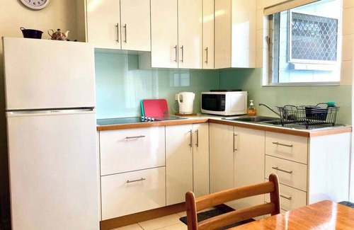 Edge Hill Apartment | Coastal Living near Shops and Botanical Gardens