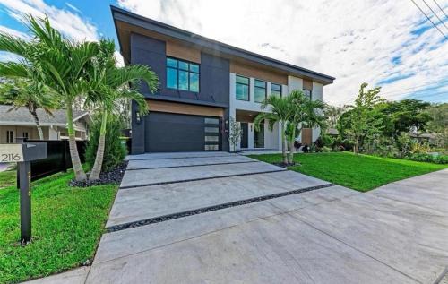 Arlington Park House | Coastal Luxe, SaltPool Spa, 5miles to Siesta