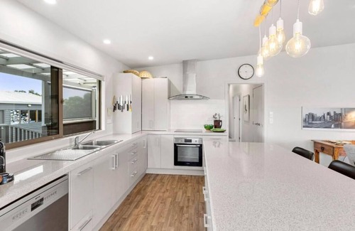 Raglan House | Coastal paradise 5 minutes drive from town. Modern roomy close to surf beaches