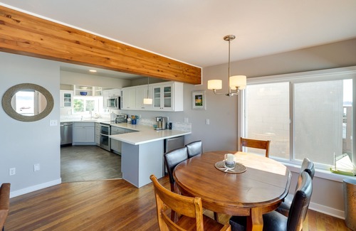 Warm Beach House | Coastal PNW Home on Swimmable Beach w/Hot Tub!