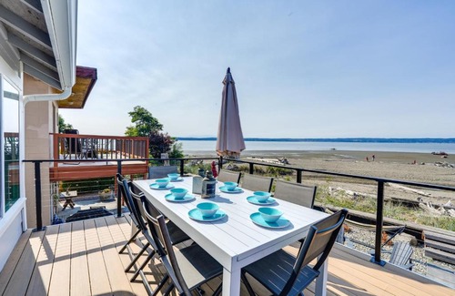 Warm Beach House | Coastal PNW Home on Swimmable Beach with Hot Tub!