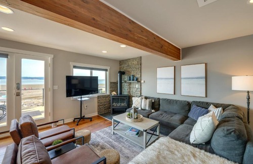 Warm Beach House | Coastal PNW Home on Swimmable Beach with Hot Tub!