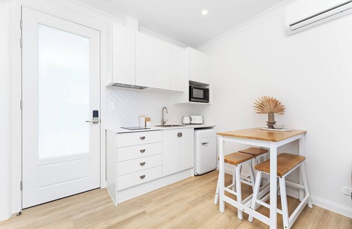 Corrimal House | Coastal retreat near shops + beach