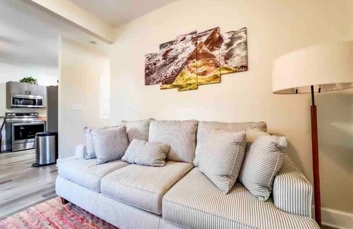 Sandusky Condo | Coastal Rose: Minutes to Cedar Point! Sleeps 10