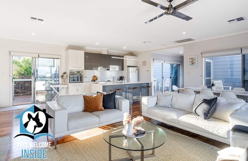 Middleton House | Coastal Style Pavilion House, Sea Views, Big Decks 1 street from Beach -Duneyn