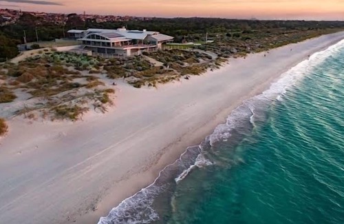 Spearwood House | Coastal Summer Family Retreat w/ Pool and 5 min From Coogee Beach