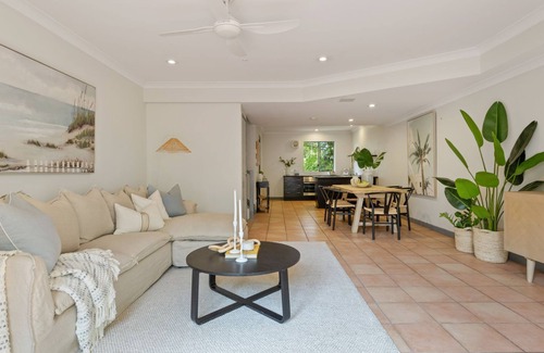 Belongil House | Coastal Townhouse - Minutes from the Beach and a short walk to town.