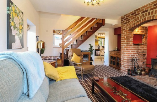 Great Ryburgh Cottage | COBBLE COTTAGE, pet friendly, with open fire in Great Ryburgh