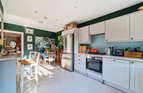 Cobham House | Cobham Home with Annex - Sleeps 6 - bbq & fire pit