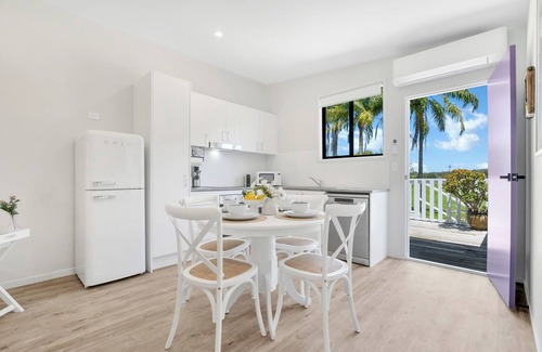 Repton Apartment | Cockatoo - Sleeps 5, Pet Friendly, Luxe Riverside Retreat