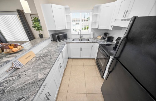 Lighthouse Point Apartment | Coco Palms Apartments By Lowkl
