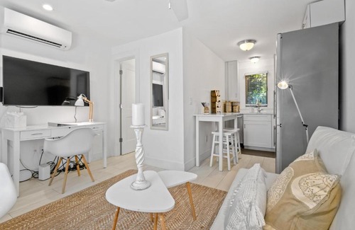 Parrot Cove Apartment | Coco Studio