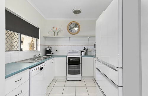 Palm Cove House | Coconut Blue: Own Heated Pool | Walk to Beach/Eateries/Shops | Courtyard Shower