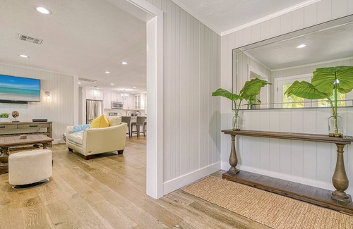 Saint Armands Key House | Coconut Cottage | Home on Lido Key w/Private Heated Pool/Spa, Walk to Lido Beach & St. Armands!