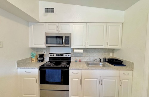 Southwest Coconut Grove House | COCONUT GROVE HOUSE, 1 Block to CocoWalk, 1 Mile to Gables, 4 miles to Brickell