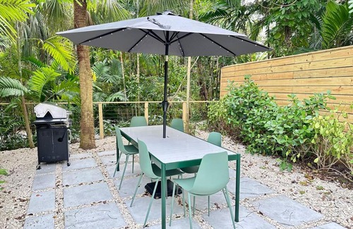 Southwest Coconut Grove House | Coconut Grove Mid-Century Jungle Oasis