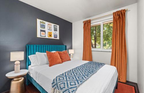 South Westminster House | Coffee Themed - Cozy Family Getaway - Sleeps 12 - Mini Golf BBQ Yard