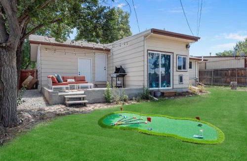 South Westminster House | Coffee Themed - Cozy Family Getaway - Sleeps 12 - Mini Golf BBQ Yard