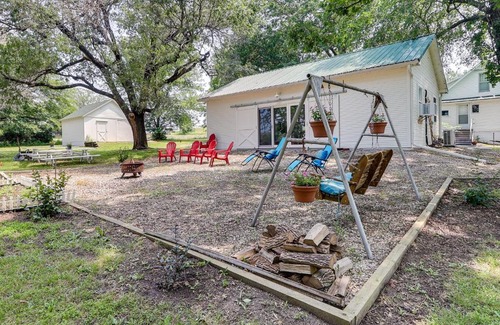 Coffeyville Apartment | Coffeyville Countryside Studio with Fire Pit!