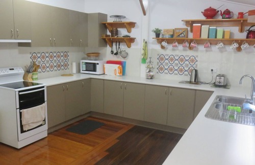 Arakoon House | COL'S COTTAGE - 300 METRES TO THE BEACH
