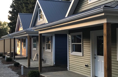 Colchester Cottage | Colchester cottages a stones throw away from beaches, wineries, marina, parks.