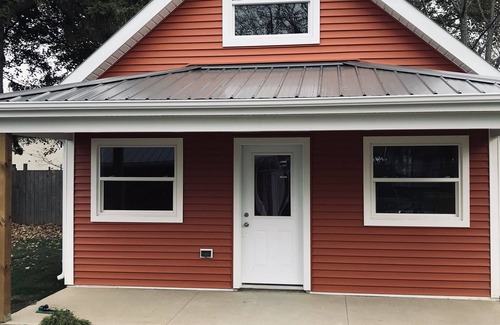 Colchester Cottage | Colchester cottages a stones throw away from beaches, wineries, marina, parks.
