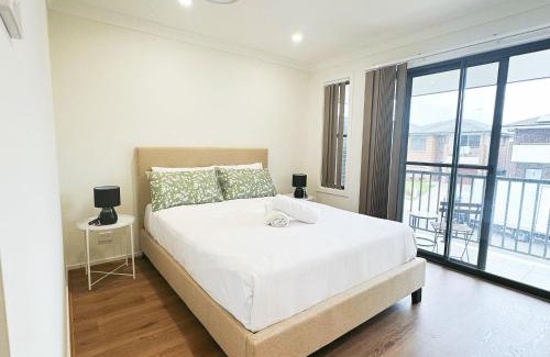 Colebee Villa | Colebee 5 Bedroom near Shopping WiFi Central AC