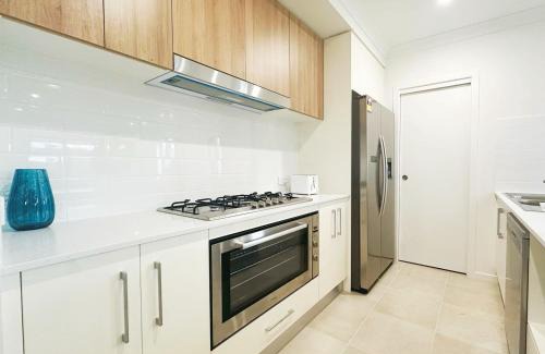 Colebee Villa | Colebee 5 Bedroom near Shopping WiFi Central AC