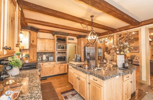 Pittsburg Cabin | Colibri Cabin on a peaceful lake, with a hot tub!