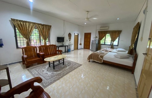 Sik District Hotel | Collection O 91015 Sungai Batang Lake Chalet
