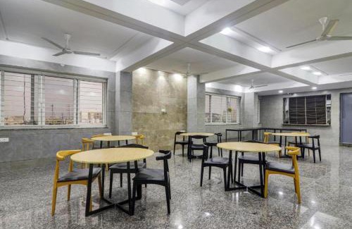 Ameerpet Hotel | Collection O Ameerpet Balkampet Road