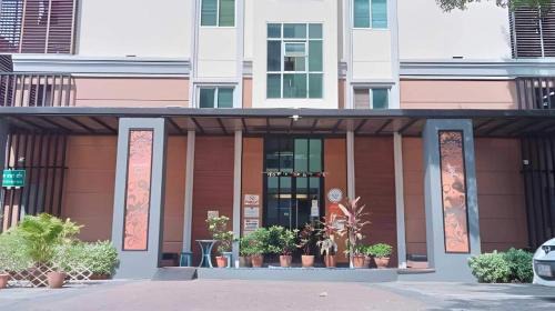 Ladprao Hotel | Collection O The Bangkok Cha Cha Suite