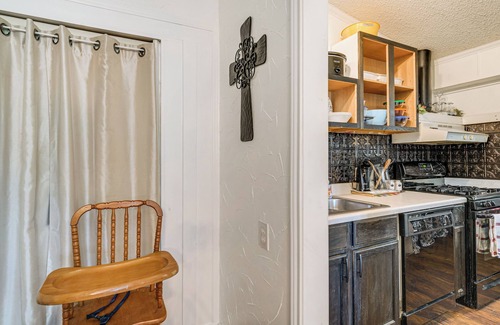 Wellborn House | College Station Getaway w/Hot Tub & Courtyard!