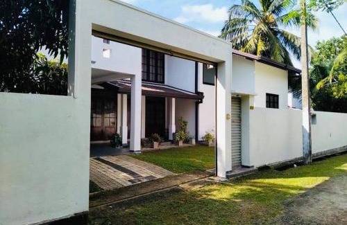 Piliyandala Villa | Colombo Villa Near Bolgoda Lake 5 Bed 2.5 Bath