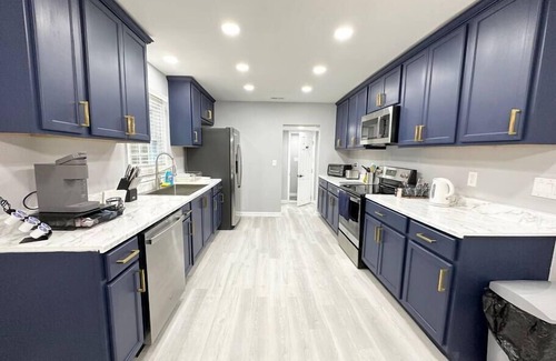 Issue House | Colonial Beach Cottage, 7 minutes walk to beach!
