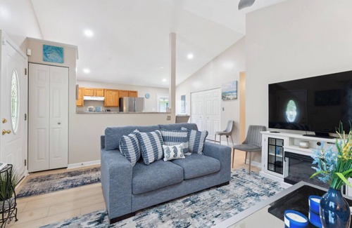 Issue House | Colonial Beach Living and Loving!WiFi, streamTV,2 Full Baths. Clean & New!