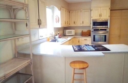 Brookfield House | Colonial in the historical center of town