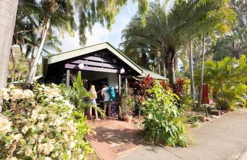 Urangan Hostel | Colonial Village Resort