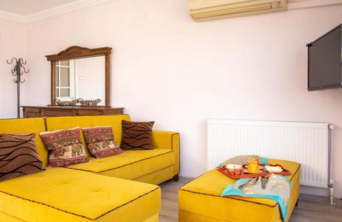 Guzelbahce Apartment | Colorful Apartment with Sea View near Sea in Guzelbahce Izmir