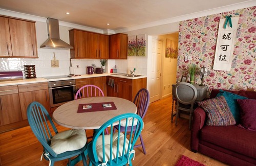 Welwyn Garden City Apartment | Colourful Quirky Apartment Opposite Shire Park