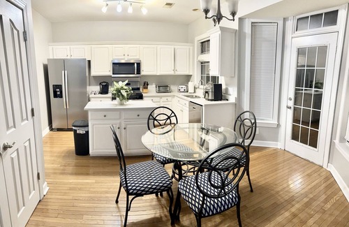 Huntcliff House | Columbia Lakeview Oasis - King Suite
