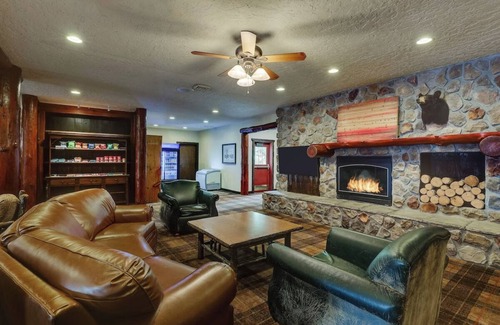 Columbia Hotel | Columbia's Welcoming Retreat with Rustic-Themed Rooms & Heated Pools