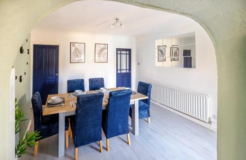 Sutton-in-Ashfield Apartment | Columbia - Sleeps 5, WiFi, Parking, Netflix, Near Observatory