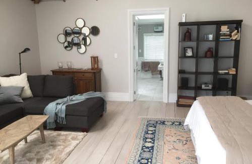Tawharanui Bed & Breakfast | Columbus Suite at 144 on Jones