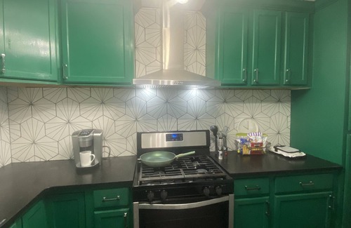 Scotlandville House | Come stay at The Emerald Green Cottage 3-bedroom home in Baton Rouge