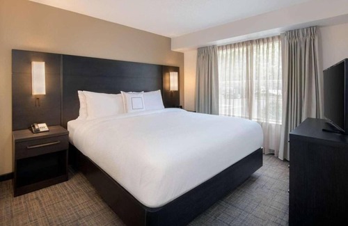 Town Center Hotel | Comfort and Convenience! Private Kitchen, Free Breakfast, Pet-friendly, Pool!