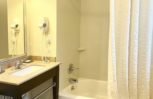 Koreatown Hotel | Comfort and Convenience! 2 Relaxing Units, Short Drive to the Statue of Liberty!