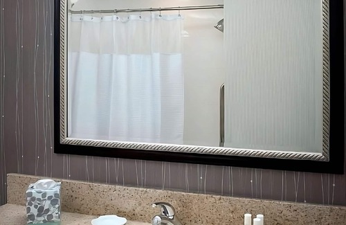 Newark Hotel | Comfort and Convenience! Free Onsite Parking, Pets Allowed, Free Pool